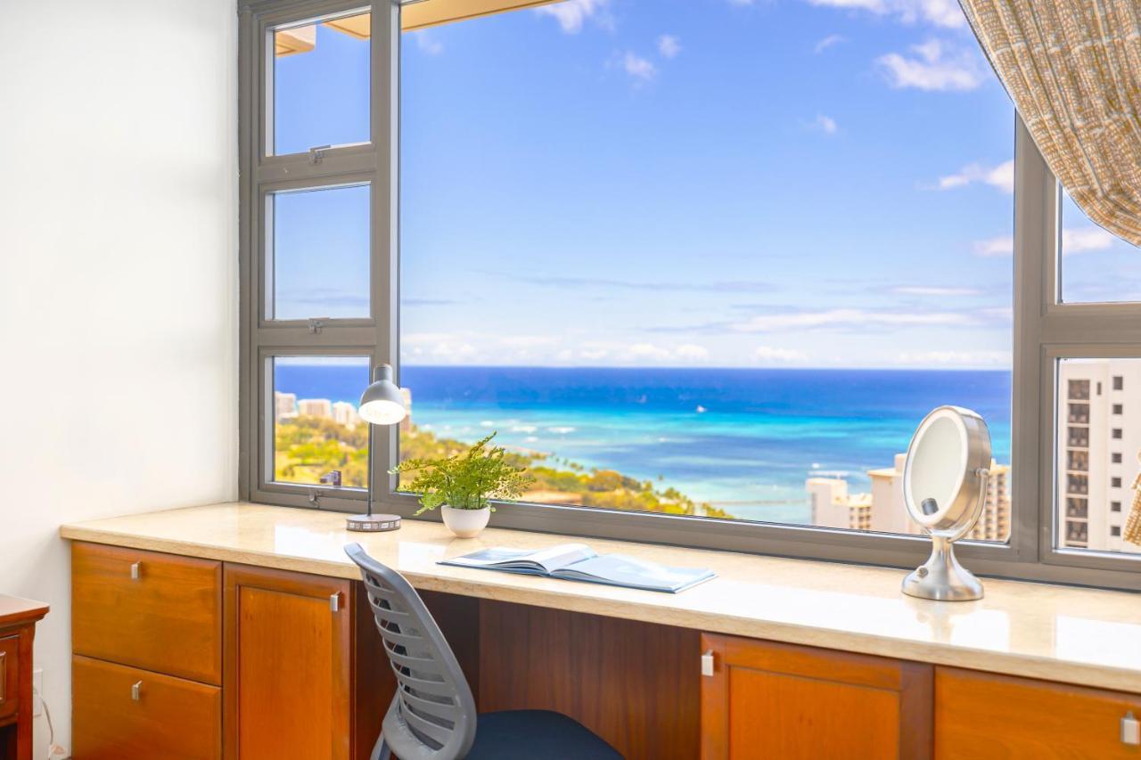 Upscale Penthouse With Ocean Views - Free Parking Apartment Honolulu Ngoại thất bức ảnh